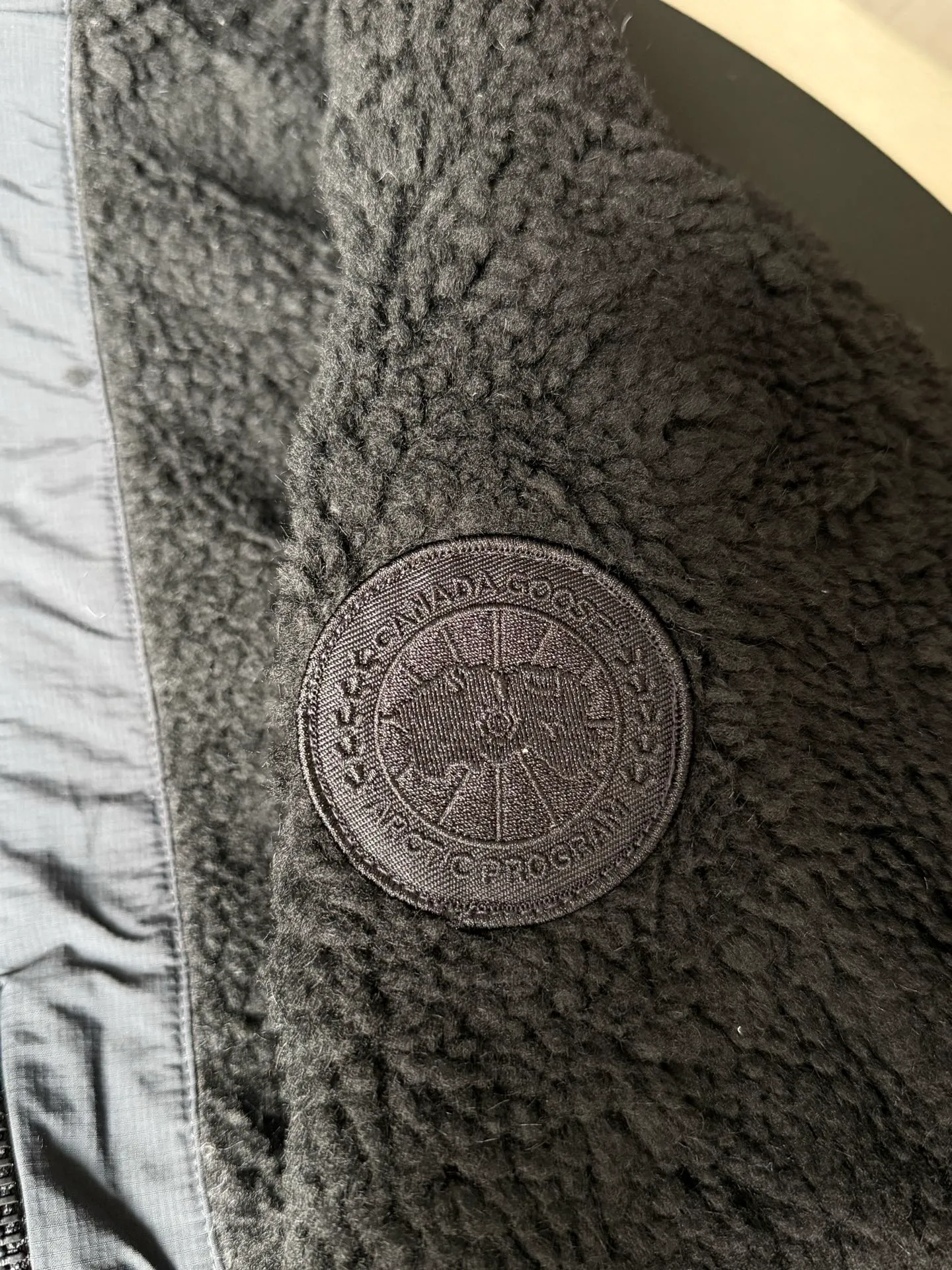 P800 canada goose/大GOose 25 reversible lamb wool flight jacket. It can be worn as a front or back and can be reshaped in any way. The inside and outside are the same color. The embroidered label pattern on the sleeve wall is limited. One side is made of lamb wool. It is delicate and gentle. The plush texture is light and full! The inner lining is polyester, which instantly transforms into an outdoor sports style! Basic neutral style can be combined at will, the most practical size: S M L Color: gray khaki black